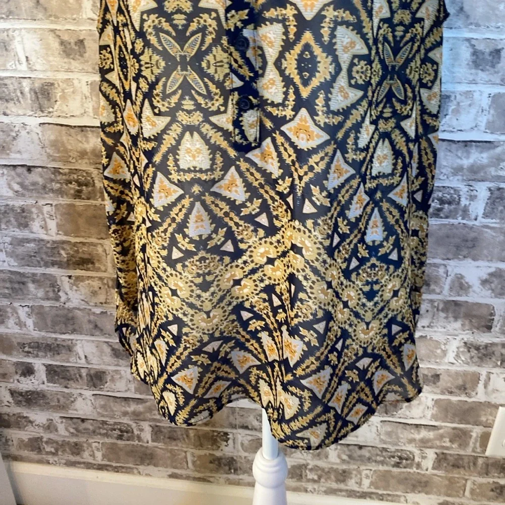 a.n.a. Sleeveless blouse. V-neck. Size L. Navy blue/mustard yellow/orange.